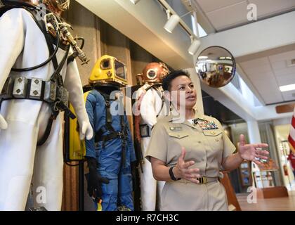 PANAMA CITY, Fla. (12 maggio 2017) posteriori Adm. Bette Bolivar, comandante della Marina Militare Regione Sudest, conduce una intervista della fotocamera con un locale stazione di notizie circa il mese del subacqueo militare (MOTMD) evento a supporto navale attività Panama City. Il MOTMD era un evento tenutosi a NDTSC che ha montrato sia statica e schermi interattivi sottolineando l importanza della scienza e della Tecnologia, Ingegneria e Matematica (gambo) campi di carriera nei vari rami del servizio in ambito militare di immersioni subacquee. Foto Stock