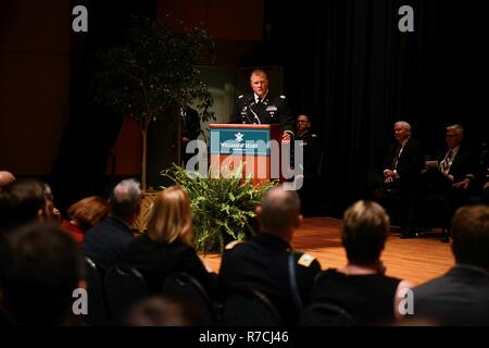 Stati Uniti Esercito Lt. Col. James Kimbrough, College of William & Mary la scienza militare professore, grazie a familiari e amici per il loro sostegno durante una cerimonia di messa in esercizio a Williamsburg, Virginia, 12 maggio 2017. Durante la cerimonia, Kimbrough ha fornito informazioni sulla storia di laureati presso il College of William & Mary che hanno servito nella nazione delle Forze Armate per più di 300 anni. Foto Stock