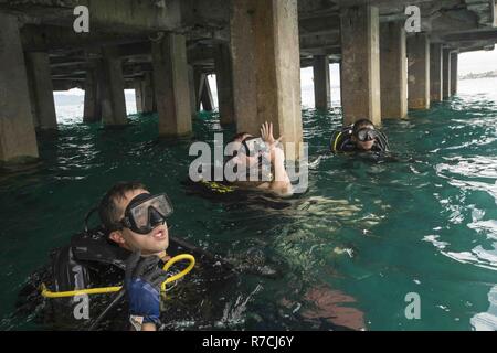 Philippine e U.S. I marinai con costruzione subacquea i team a prepararsi per tuffarsi nel supporto di Balikatan 2017 a Ipil Porto di Ormoc City, Leyte, 15 maggio 2017. La formazione di immersione Prepara filippino e degli Stati Uniti i membri di servizio al fine di rimuovere i detriti nei porti e di aprire le linee di alimentazione per le vittime di catastrofi naturali e di crisi. Balikatan è un annuale U.S.-Philippine bilaterale di esercitazione militare incentrato su una varietà di comprese le missioni umanitarie e di soccorso in caso di catastrofe, la lotta contro il terrorismo e altri combinati di operazioni militari. Foto Stock