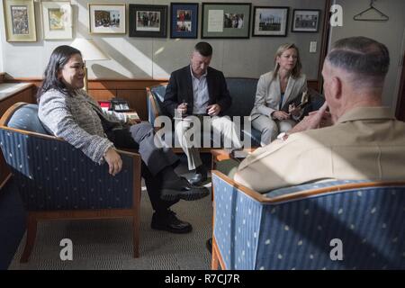 Marine Corps gen. Joseph F. Dunford Jr., Presidente del Comune di capi di Stato Maggiore, parla la signora Leslie M. Tsou, Incaricato d'affari dell'U.S. Ambasciata, in Tel Aviv, Israele Maggio 8, 2017. (Dipartimento della Difesa Foto Stock