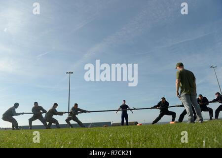 Avieri assegnato al 52nd delle forze di sicurezza Squadron, sinistra, competere contro il Lussemburgo SWAT soci in Tug-of-War evento durante la battaglia del badge a Spangdahlem Air Base, Germania, 15 maggio 2017. L evento è stato parte della polizia nazionale Settimana di riconoscere il servizio e il sacrificio di funzionari di polizia. (U.S. Air Force photo by Staff Sgt. Jonathan Snyder) Foto Stock