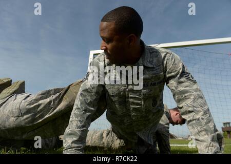 Il personale Sgt. Meckos Harris, 52nd delle forze di sicurezza Squadron patrolman, compete in team pushups durante la battaglia del badge a evento Spangdahlem Air Base, Germania, 15 maggio 2017. Il concorso consisteva in nove diversi eventi. Foto Stock