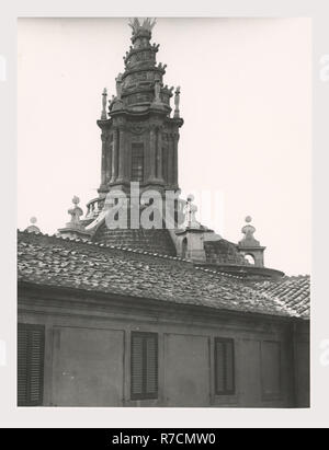 Lazio Roma Roma Palazzo Lante, questa è la mia Italia, il paese italiano di storia visiva, Post-architettura medievale, vista sul cortile, scultura architettonica soffitto dipinto e affreschi murali, scultoreo di rilievi. Palazzo fu commissionata da papa Leone X dei Medici all inizio del XVI secolo. Dopo la II Guerra Mondiale, il palazzo è stato assunto dalla città di Roma e nel 1955, il restauro iniziato, finitura in c. 1958. Situato sulla Piazza S. Eustachio. Foto Stock