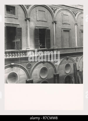 Lazio Roma Roma Palazzo Lante, questa è la mia Italia, il paese italiano di storia visiva, Post-architettura medievale, vista sul cortile, scultura architettonica soffitto dipinto e affreschi murali, scultoreo di rilievi. Palazzo fu commissionata da papa Leone X dei Medici all inizio del XVI secolo. Dopo la II Guerra Mondiale, il palazzo è stato assunto dalla città di Roma e nel 1955, il restauro iniziato, finitura in c. 1958. Situato sulla Piazza S. Eustachio. Foto Stock