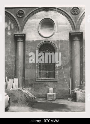 Lazio Roma Roma Palazzo Lante, questa è la mia Italia, il paese italiano di storia visiva, Post-architettura medievale, vista sul cortile, scultura architettonica soffitto dipinto e affreschi murali, scultoreo di rilievi. Palazzo fu commissionata da papa Leone X dei Medici all inizio del XVI secolo. Dopo la II Guerra Mondiale, il palazzo è stato assunto dalla città di Roma e nel 1955, il restauro iniziato, finitura in c. 1958. Situato sulla Piazza S. Eustachio. Foto Stock