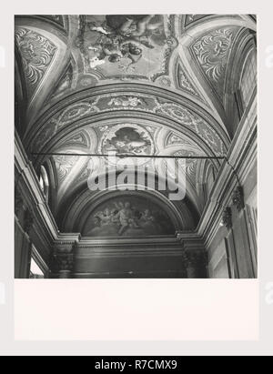 Lazio Roma Roma Palazzo Lante, questa è la mia Italia, il paese italiano di storia visiva, Post-architettura medievale, vista sul cortile, scultura architettonica soffitto dipinto e affreschi murali, scultoreo di rilievi. Palazzo fu commissionata da papa Leone X dei Medici all inizio del XVI secolo. Dopo la II Guerra Mondiale, il palazzo è stato assunto dalla città di Roma e nel 1955, il restauro iniziato, finitura in c. 1958. Situato sulla Piazza S. Eustachio. Foto Stock