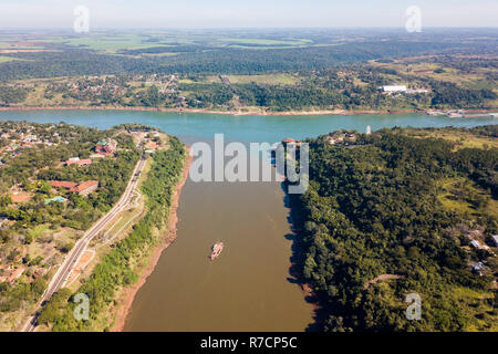 Triple Frontier, tri-giunzione bordo del Paraguay, Argentina e Brasile. Iguazú e fiumi Paraná confluenza. Città di Ciudad del Este; Puerto Iguazú, Fo Foto Stock