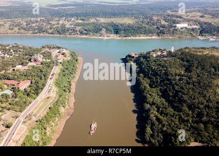 Triple Frontier, tri-giunzione bordo del Paraguay, Argentina e Brasile. Iguazú e fiumi Paraná confluenza. Città di Ciudad del Este; Puerto Iguazú, Fo Foto Stock
