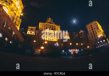 Stalin empire skyscrapper a Khreshchtyk street a Kiev, Ucraina Foto Stock