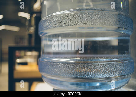 Acqua minerale damigiana con bolle chiudere fino a colori vintage Foto Stock