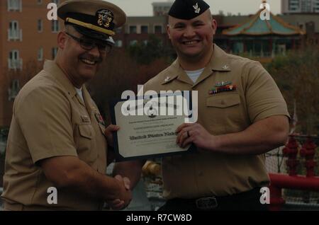 FCA(SW) Joshua Chase Strickland, dall'USS Gonzalez (DDG 66) re-arruolato oggi a bordo della USS Wisconsin (BB 64). La cerimonia è stata ospitata dal Hampton Roads Museo Navale, che è parte della storia navale e patrimonio comando. Il Wisconsin e il museo della galleria sono entrambi rinomati luoghi per le cerimonie militari per la zona comandi. Questi luoghi sono resi disponibili senza costi attraverso il museo. Foto Stock