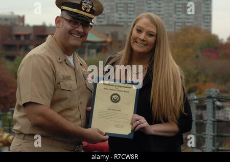 FCA(SW) Joshua Chase Strickland, dall'USS Gonzalez (DDG 66) re-arruolato oggi a bordo della USS Wisconsin (BB 64). La cerimonia è stata ospitata dal Hampton Roads Museo Navale, che è parte della storia navale e patrimonio comando. Il Wisconsin e il museo della galleria sono entrambi rinomati luoghi per le cerimonie militari per la zona comandi. Questi luoghi sono resi disponibili senza costi attraverso il museo. Foto Stock