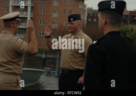 FCA(SW) Joshua Chase Strickland, dall'USS Gonzalez (DDG 66) re-arruolato oggi a bordo della USS Wisconsin (BB 64). La cerimonia è stata ospitata dal Hampton Roads Museo Navale, che è parte della storia navale e patrimonio comando. Il Wisconsin e il museo della galleria sono entrambi rinomati luoghi per le cerimonie militari per la zona comandi. Questi luoghi sono resi disponibili senza costi attraverso il museo. Foto Stock