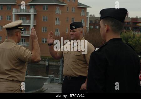 FCA(SW) Joshua Chase Strickland, dall'USS Gonzalez (DDG 66) re-arruolato oggi a bordo della USS Wisconsin (BB 64). La cerimonia è stata ospitata dal Hampton Roads Museo Navale, che è parte della storia navale e patrimonio comando. Il Wisconsin e il museo della galleria sono entrambi rinomati luoghi per le cerimonie militari per la zona comandi. Questi luoghi sono resi disponibili senza costi attraverso il museo. Foto Stock