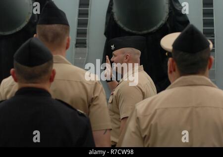 FCA(SW) Joshua Chase Strickland, dall'USS Gonzalez (DDG 66) re-arruolato oggi a bordo della USS Wisconsin (BB 64). La cerimonia è stata ospitata dal Hampton Roads Museo Navale, che è parte della storia navale e patrimonio comando. Il Wisconsin e il museo della galleria sono entrambi rinomati luoghi per le cerimonie militari per la zona comandi. Questi luoghi sono resi disponibili senza costi attraverso il museo. Foto Stock