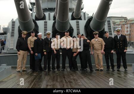 FCA(SW) Joshua Chase Strickland, dall'USS Gonzalez (DDG 66) re-arruolato oggi a bordo della USS Wisconsin (BB 64). La cerimonia è stata ospitata dal Hampton Roads Museo Navale, che è parte della storia navale e patrimonio comando. Il Wisconsin e il museo della galleria sono entrambi rinomati luoghi per le cerimonie militari per la zona comandi. Questi luoghi sono resi disponibili senza costi attraverso il museo. Foto Stock