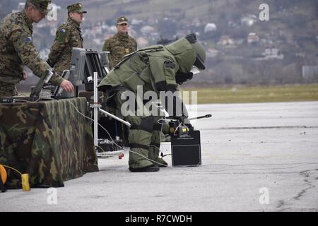 Un tecnico di bomba dimostra l'eliminazione degli ordigni esplosivi durante il XIII la Bosnia ed Erzegovina forze armate celebrazione a Sarajevo, giovedì, nov. 30, 2018. La celebrazione riflette il 2005 unificazione dell'esercito Bosniak-Croat della Federazione di Bosnia ed Erzegovina e i Serbi Bosniaci' esercito della Repubblica Srpska in un unica entità - la Bosnia ed Erzegovina forze armate. L' unificazione simboleggia ciò che molti dicono che è una riforma significativa in Bosnia ed Erzegovina come esso continua a muoversi in avanti con una collettiva con la forza militare. Foto Stock