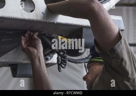 Daniel Albertson, 455th Expeditionary disponibilità logistica Squadron pesanti attrezzature meccaniche, fissa un veicolo di sbrinamento a Bagram Airfield, Afghanistan, nov. 27, 2018. Albertson è un appaltatore civile sostenendo la logistica squadron, lavorare mano nella mano con gli avieri. Foto Stock