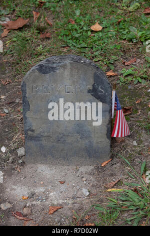 Una bandiera americana su Paul Revere è contrassegnato per la rimozione definitiva nel granaio storico Sepoltura sul sentiero della libertà in Boston, MA, Stati Uniti d'America Foto Stock