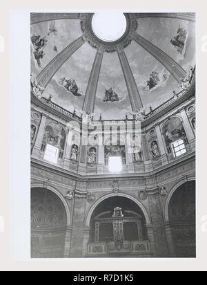 Lazio Viterbo Montefiascone S. Margherita, Duomo, questa è la mia Italia, il paese italiano di storia visiva, vedute esterne della chiesa a cupola facciata composta da un portale in stile neoclassico 1840, da Paolo Gazola, balaustra e fiancheggiante campanili. Vedute interne della chiesa costruita su un piano octaganal con cappelle radianti dietro l altare maggiore è una statua in marmo della partron saint, St. Margaret affreschi del settecento nella lunetta e soffitto dell altare della Madonna con Bambino e Santi in terracotta Robbiana del XVII e XVIII secolo pale crocifissione in legno del XVI secolo in stile rococò organo-loft xviii ce Foto Stock