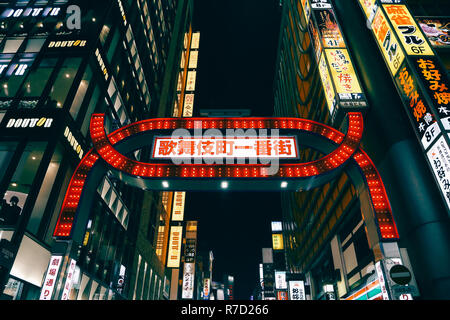 Tokyo, Giappone - 25 Novembre 2018 : illuminata di cartelloni e insegne al neon a Shinjuku Kabukicho quartiere del divertimento di notte Foto Stock