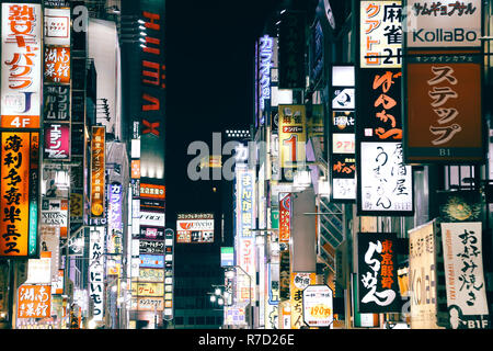 Tokyo, Giappone - 25 Novembre 2018 : illuminata di cartelloni e insegne al neon a Shinjuku Kabukicho quartiere del divertimento di notte Foto Stock