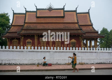 Luang Prabang. Febbraio 6, 2016. Monaci che raccolgono la mattina alms a Luang Prabang. La città è un sito patrimonio mondiale dell'UNESCO in Laos Foto Stock