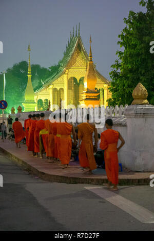 Luang Prabang. Febbraio 6, 2016. Monaci che raccolgono la mattina alms a Luang Prabang. La città è un sito patrimonio mondiale dell'UNESCO in Laos Foto Stock