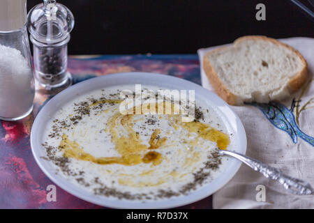 Tradizionale zuppa turca in inverno: altopiano zuppa; yogurt, riso, menta con burro e del fumo sulla parte superiore Foto Stock