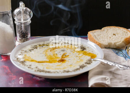 Tradizionale zuppa turca in inverno: altopiano zuppa; yogurt, riso, menta con burro Foto Stock