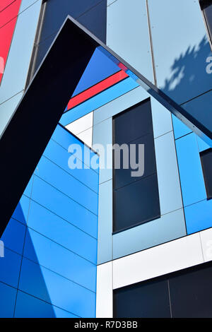 Moderno edificio di architettura dettaglio & struttura astratta di forma angolare linee geometriche forme modello colore triangoli rettangoli e ombre England Regno Unito Foto Stock