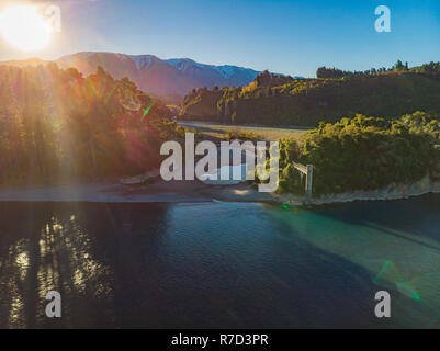Ponti sul fiume Rakaia, Rakaia Gorge, Nuova Zelanda, Sud isola, durante il tramonto Foto Stock