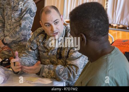 Stati Uniti Air Force Capt. Kerwin K. Barden Jr., infermiera clinica con il 177th Fighter Wing, New Jersey Air National Guard, illustra i risultati di una pressione del sangue test con un senzatetto veterano durante lo Stand giù 2017 a tutte le guerre Memorial Building di Atlantic City, N.J., 17 maggio 2017. Avieri da entrambi il 108th ala e 177th Fighter Wing volontariamente presso il supporto verso il basso. Il dipartimento del New Jersey American Legion sette mesi fa ha sviluppato il concetto di avente il primo supporto mai giù di Atlantic City. Un comitato direttivo è stata costituita per gestire ogni aspetto dell'evento, di cui circa 1 Foto Stock