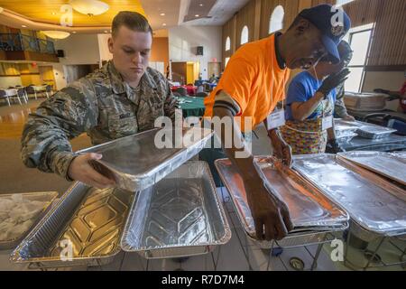 Stati Uniti Air Force Airman 1. Classe Andrew Kelley, 108th ala, New Jersey Air National Guard, luoghi di un vassoio per alimenti in un vassoio riscalda durante lo Stand giù 2017 a tutte le guerre Memorial Building di Atlantic City, N.J., 17 maggio 2017. Avieri da entrambi il 108th ala e 177th Fighter Wing volontariamente presso il supporto verso il basso. Il dipartimento del New Jersey American Legion sette mesi fa ha sviluppato il concetto di avente il primo supporto mai giù di Atlantic City. Un comitato direttivo è stata costituita per gestire ogni aspetto dell'evento, di cui circa 1.000 ore mediante la Legione Presidente e Vicepresidente. L'evento, Foto Stock