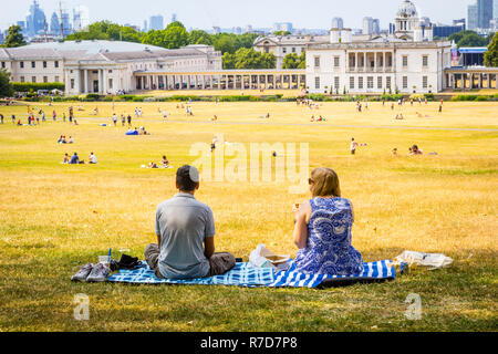 Un paio di rilassarsi in una calda giornata di sole su Primrose Hill a Londra, Regno Unito Foto Stock