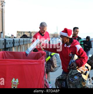 Col. Deitra L. Trotter, 504th Intelligenza militare Comandante di brigata, mette un regalo in una scatola, nov. 29, 2018, Fort Hood, Texas. I doni all'interno del box è stato donato al Workshop Santa. Foto Stock