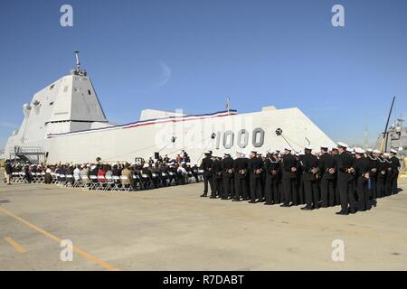 SAN DIEGO (nov. 27, 2018) marinai, assegnato all'Zumwalt-class destroyer USS Zumwalt (DDG 1000), si riuniscono per un cambiamento del comando cerimonia. Zumwalt homeported è a San Diego. Foto Stock