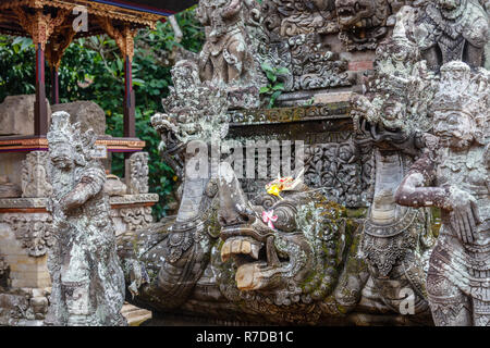 Padmasana (santuario Balinese) permanente sulla Bedawang turtle e torri di Meru al tempio indù Pura Puseh Desa Batuan, Batuan, Gianyar, Bali, Indonesia Foto Stock