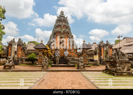 Cancelli Paduraksa di Balinese tempio indù Pura Puseh Desa Batuan, villaggio Batuan, Kabupaten Gianyar, Bali, Indonesia Foto Stock