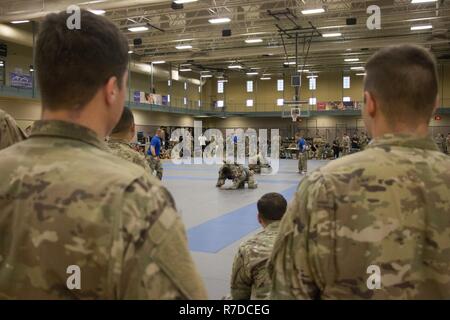 I soldati della terza divisione di fanteria guarda altri competere nel torneo combatives, Dicembre 3, 2018 a Fort Stewart, Ga. Ogni anno il 3° ID celebra Marne settimana come un luogo per visualizzare il fitness, competitività e esprit de corps di tutti Dog Face soldati e le loro famiglie. Quest'anno, la Divisione Marne celebra il centenario della battaglia della Marne-la storica Guerra Mondiale Io battaglia dove la divisione guadagnato il loro moniker di 'Rock di Marne.". Foto Stock