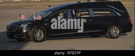 Un trasporto funebre scrigno di George W.H. Bush spinge fuori la Flightline a base comune Andrews durante un funerale di stato su JBA, Md., DIC 3. Circa 4 mila militari e civili provenienti da tutta tutti i rami delle forze armate statunitensi, inclusi quelli di riserva e la Guardia Nazionale componenti, fornito supporto cerimoniale durante George H.W. Bush, la quarantunesima edizione del Presidente degli Stati Uniti funerali di stato. Foto Stock