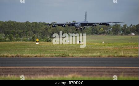 Un U.S. Air Force B Stratofortress, assegnato per la 96Bomba Expeditionary Squadron, distribuito dalla Barksdale Air Force Base in Louisiana, proviene in per un atterraggio durante l'esercizio fulmini fuoco a Royal Australian Air Force Base (RAAF) Darwin, in Australia, Dicembre 3, 2018. Due bombardieri lungo con equipaggi e personale di supporto distribuito a RAAF Darwin per consentire agli Stati Uniti di treno e aumentare l'interoperabilità con controparti australiano a sostegno degli Stati Uniti Indo-pacifico del comando aria potenziata la cooperazione (AEC) programma. Foto Stock