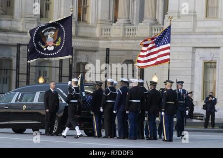 Servizio congiunto Pallbearers che rappresenta gli Stati Uniti esercito, marina, Marine Corps, Air Force, e guardia costiera, portare la bandiera-drappeggiato scrigno di George H.W. Bush, la quarantunesima edizione del Presidente degli Stati Uniti, al Campidoglio degli Stati Uniti, Washington D.C., dicembre 3, 2018. Circa 4 mila militari e civili provenienti da tutta tutti i rami delle forze armate statunitensi, inclusi quelli di riserva e la Guardia Nazionale componenti, fornito supporto cerimoniale durante George H.W. Bush, la quarantunesima edizione del Presidente degli Stati Uniti funerali di stato. (DoD Foto Stock