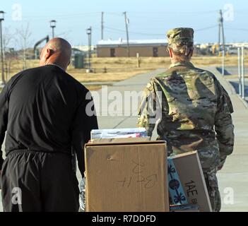 Il personale Sgt. Alana Harrigill, 184Supporto comando, tira la mail per l'edificio amministrativo Dicembre 4, 2018 a Fort Hood, Texas. Foto Stock