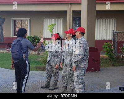 Avieri con il 254th ingegnere rapidamente dispiegabile operativi pesanti squadrone di riparazione Enginees, Guam Air National Guard, attualmente assegnati a un compito comune Group-Saipan, Task Force-West, dare alta cinque e benvenuto Kagman alta scuola gli studenti di ritorno a scuola, Dicembre 3, 2018 in Saipan, Repubblica della Mariana Islands settentrionale. Nove scuole pubbliche riaperto per le classi dopo più di un mese dal Super Typhoon Yutu impattato le isole di Saipan e Tinian nel commonwealth. Foto Stock