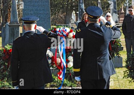 New York Esercito Nazionale Comando della Guardia Sgt. Principali David Piwowarski e Briga. Gen. Giovanni Adonie, rendere onore a Presidente Martin Van Buren, l'ottavo Presidente degli Stati Uniti durante un Dicembre 5, 2018 cerimonia al suo recinto a Kinderhook Chiesa riformata nel cimitero Kinderhook, N.Y. Il militare degli Stati Uniti presenta corone dall'attuale inquilino della Casa Bianca al gravesites di ex presidenti in occasione dell'anniversario della loro nascita. Van Buren nacque a Kinderhook nel 1782. (New York Stato divisione di militari e gli affari navali Foto Stock