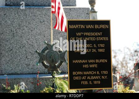 Un obolisk Kinderhook nella Chiesa Riformata cimitero segna la tomba del presidente Martin Van Buren, l'ottavo Presidente degli Stati Uniti durante un Dicembre 5, 2018 cerimonia al suo recinto durante il quale New York Army National Guard Brig. Gen. Giovanni Andonie presentato una ghirlanda. Il militare degli Stati Uniti presenta corone dall'attuale inquilino della Casa Bianca al gravesites di ex presidenti in occasione dell'anniversario della loro nascita. Van Buren nacque a Kinderhook nel 1782. (New York Stato divisione di militari e gli affari navali Foto Stock