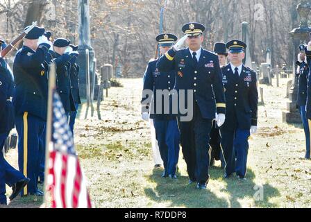 New York Army National Guard Brig. Gen. Giovanni Adonie passa attraverso un onore Cordon prima di una cerimonia riconoscendo Presidente Martin Van Buren, l'ottavo Presidente degli Stati Uniti, su dicembre 5, 2018 cerimonia al suo recinto a Kinderhook Chiesa riformata nel cimitero Kinderhook, N.Y. Il militare degli Stati Uniti presenta corone dall'attuale inquilino della Casa Bianca al gravesites di ex presidenti in occasione dell'anniversario della loro nascita. Van Buren nacque a Kinderhook nel 1782. (New York Stato divisione di militari e gli affari navali Foto Stock