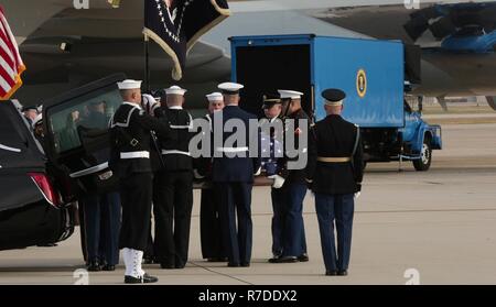 Corpo portatori portano la bara del Presidente George H. W. Bush durante la cerimonia di partenza a base comune Andrews, Maryland, 5 dicembre 2018. Circa 4 mila militari e civili provenienti da tutta tutti i rami delle forze armate statunitensi, inclusi quelli di riserva e la Guardia Nazionale componenti, forniti cerimoniale di sostegno durante i funerali di stato di George H. W. Bush, la quarantunesima edizione del Presidente degli Stati Uniti. (DoD Foto Stock