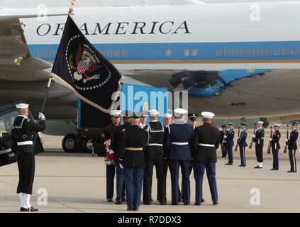 Corpo portatori portano la bara del Presidente George H. W. Bush durante la cerimonia di partenza a base comune Andrews, Maryland, 5 dicembre 2018. Circa 4 mila militari e civili provenienti da tutta tutti i rami delle forze armate statunitensi, inclusi quelli di riserva e la Guardia Nazionale componenti, forniti cerimoniale di sostegno durante i funerali di stato di George H. W. Bush, la quarantunesima edizione del Presidente degli Stati Uniti. (DoD Foto Stock